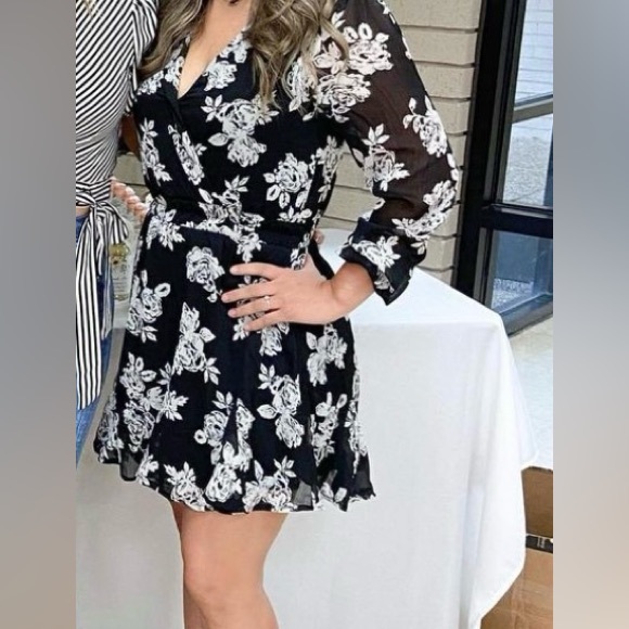 Francesca’s Jun & Ivy long sleeve floral print short dress - Picture 1 of 4